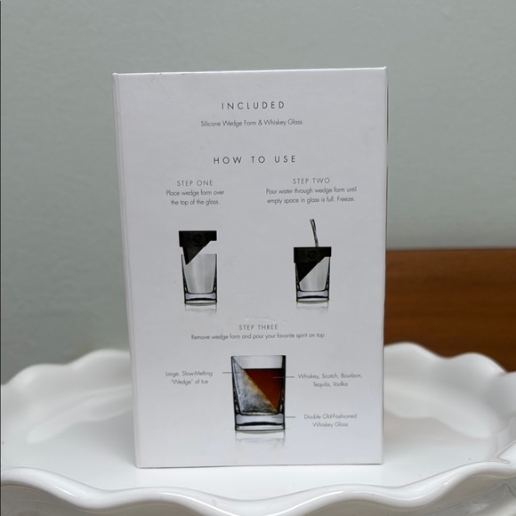 Crate & Barrel x Corkcicle Whiskey Wedge Glass new in box - Picture 3 of 6